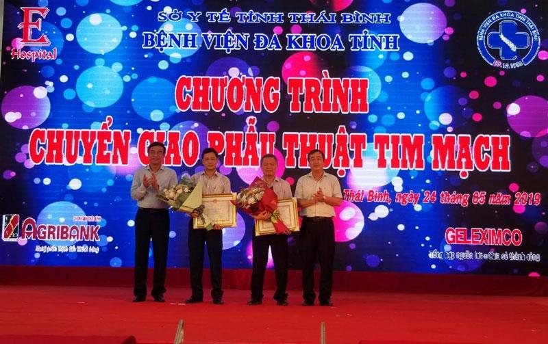 Lãnh đạo tỉnh tặng Bằng khen của Chủ tịch UBND tỉnh Thái Bình cho các cá nhân kíp mổ tim đầu tiên tại bệnh viện Đa khoa tỉnh Thái Bình.