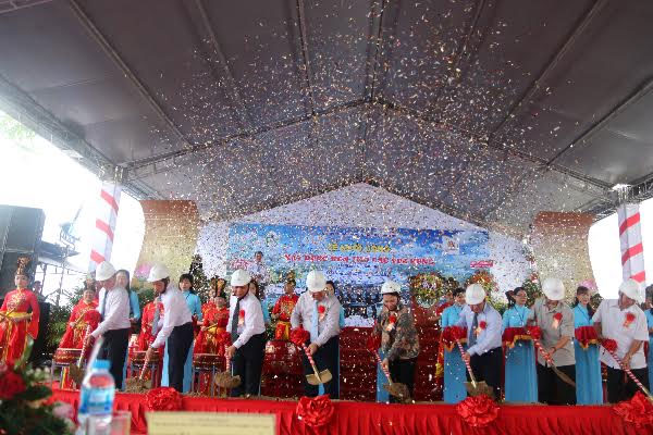 Chủ tịch Quốc hội Nguyễn Thị Kim Ngân và lãnh đạo TP. Cần Thơ thực hiện nghi thức khởi công xây dựng đền thờ các vua Hùng tại Cần Thơ.