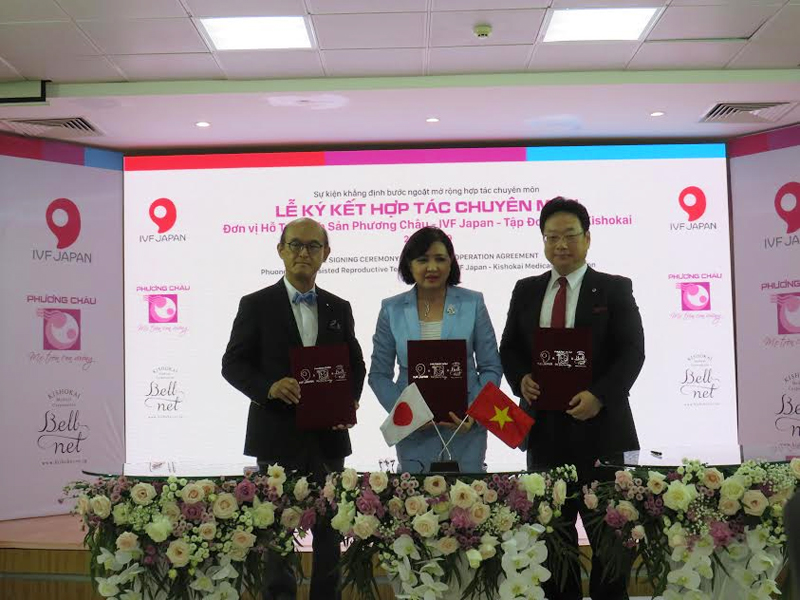 BS Nguyễn Thị Ngọc Hồ, Giám đốc Tập đoàn Y tế Phương Châu (giữa) ký kết hợp tác với các đối tác Nhật Bản.