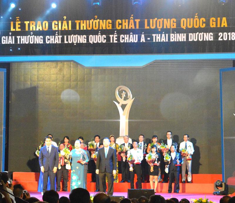 Giám đốc Công ty TNHH Vận Tải thủy bộ Hải Hà Trần Thị Tuyết Mai nhận Giải thưởng Chất lượng Quốc gia 2018.