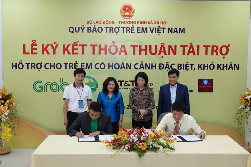 Đại diện Grab và đại diện Quỹ Bảo trợ trẻ em Việt Nam cùng ký kết thỏa thuận tài trợ.