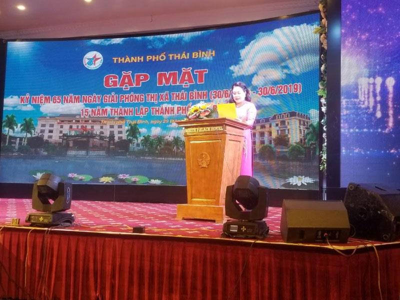  Phó Chủ tịch thường trực UBND thành phố Thái Bình Nguyễn Thị Mai đọc diễn văn tại buổi gặp mặt kỷ niệm 65 năm Ngày giải phóng thị xã Thái Bình, 15 năm thành lập Thành phố Thái Bình.
