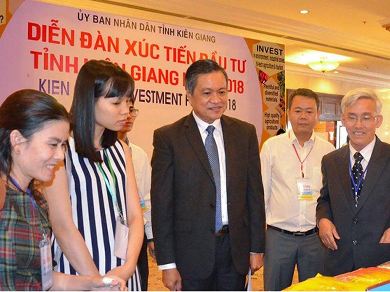 Chủ tịch UBND tỉnh Kiên Giang, ông Phạm Vũ Hồng (mặc áo veston) giới thiệu nhà đầu tư về sản phẩm địa phương.