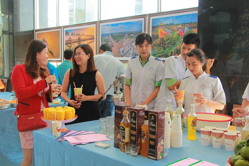 Một số sản phẩm đặc trưng Hậu Giang giới thiệu với đại biểu tại Hội thảo “Chung tay làm du lịch nông nghiệp”.