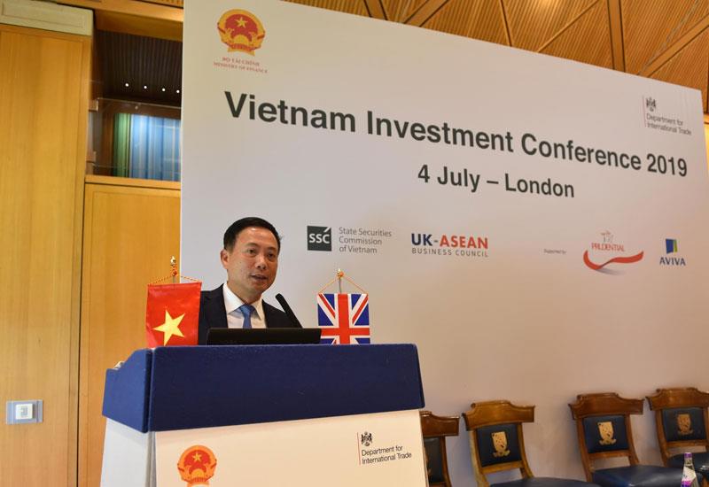 Chủ tịch UBCK Trần Văn Dũng phát biểu tại Hội nghị xúc tiến đầu tư vào Việt Nam.