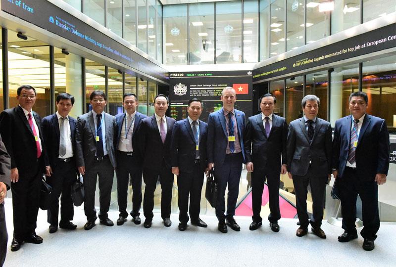 Bộ trưởng Đinh Tiến Dũng và Ngài Đại sứ Anh tại Việt Nam chụp anh cùng các thành viên đoàn tại Sở GDCK London.