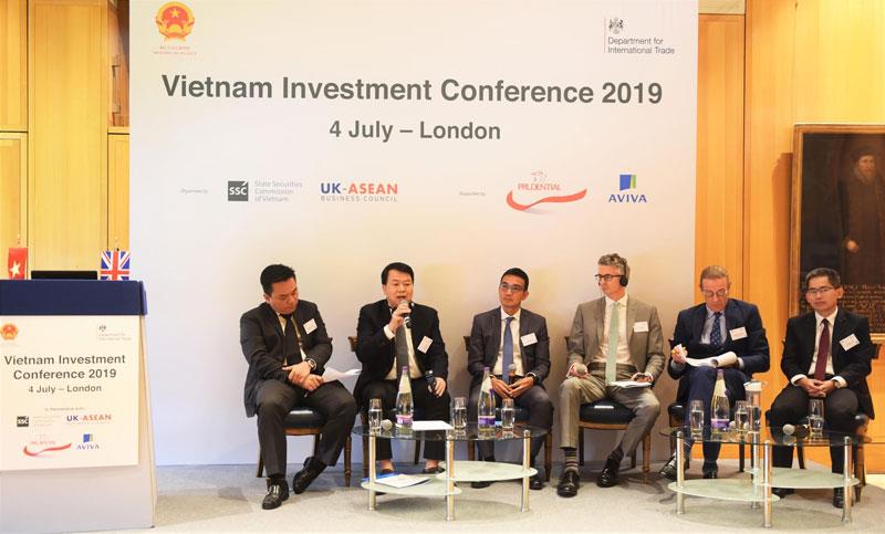 Lãnh đạo HOSE và một số doanh nghiệp Việt - Anh đối thoại với nhà đầu tư tại sự kiện.