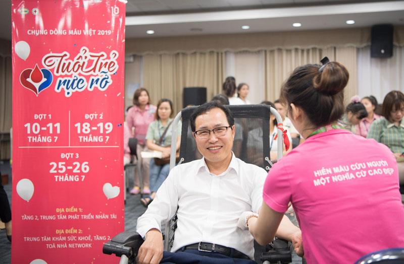 Tổng giám đốc Samsung Việt Nam, ông Choi Joo Ho tham gia hiến máu.