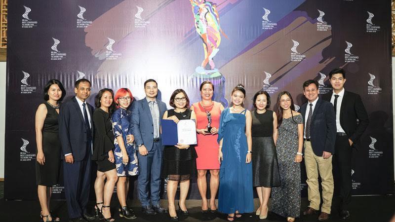 Ban Giám đốc và đại diện Unilever Việt Nam nhận giải thưởng Nơi làm việc tốt nhất Châu Á 2019.