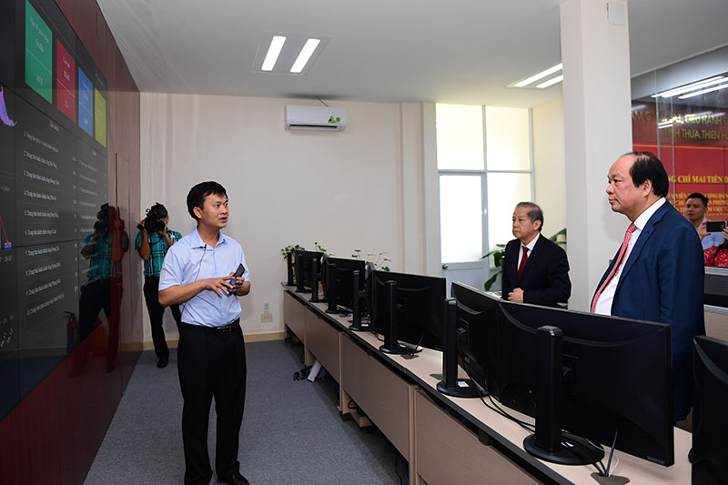 Bộ trưởng Chủ nhiệm Văn phòng Chính phủ Mai Tiến Dũng đã đến thăm Trung tâm giám sát điều hành thông minh của Thừa Thiên Huế và đánh giá mô hình này là điểm sáng trong việc thực hiện chính quyền điện tử.