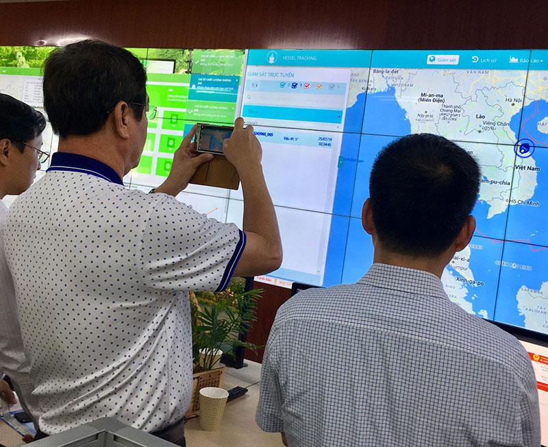 Ông Trần Đình Khoa, Phó Chủ tịch HĐND tỉnh Bà Rịa Vũng Tàu chụp ảnh màn hình lưới của Trung tâm giám sát, điều hành thông minh Thừa Thiên Huế.