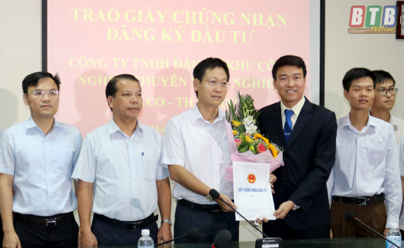 Lãnh đạo Ban Quản lý Khu kinh tế và các khu công nghiệp Thái Bình trao Giấy chứng nhận đăng ký đầu tư cho Công ty TNHH Đầu tư khu công nghiệp chuyên nông nghiệp Thaco – Thái Bình.