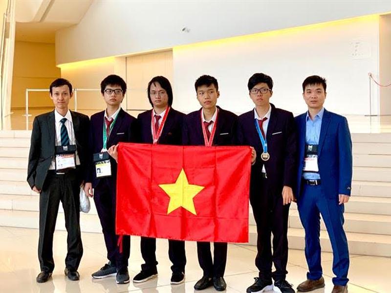 4 học sinh xuất sắc của Việt Nam tham dự Olympic Tin học quốc tế 2019. đều đạt huy chương.