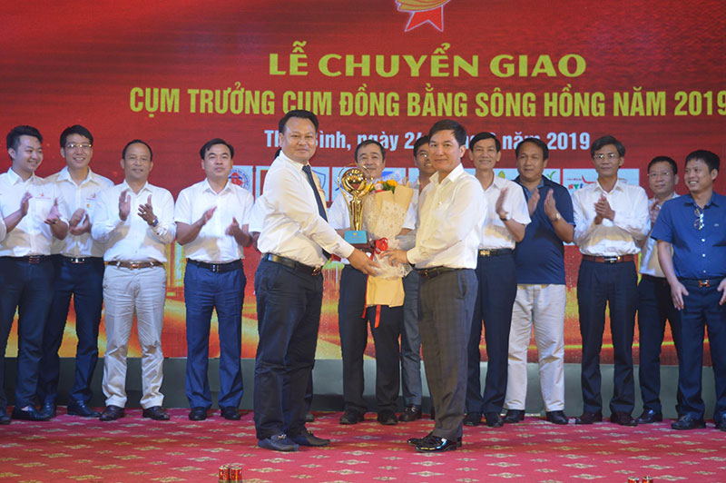 Chủ tịch Hội doanh nhân trẻ Thái Bình Dương Xuân Thịnh tiếp nhận Cụm trưởng Cụm Đồng bằng sông Hồng.