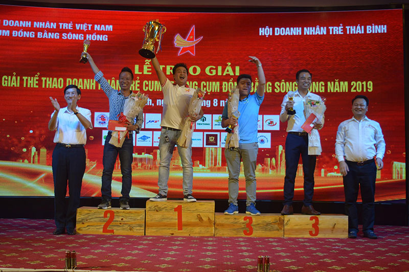 Chủ tịch Hội doanh nhân trẻ Thái Bình Dương Xuân Thịnh và Chủ tịch Hiệp hội doanh nghiệp Thái Bình Đỗ Văn Vẻ trao Giải Nhất, Nhì, Ba cho các đội bóng đá.