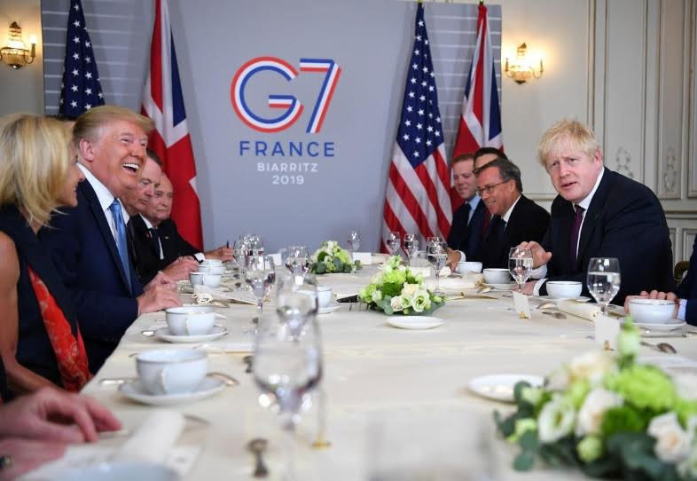 Tổng thống Mỹ Donald Trump (thứ 2 từ trái sang) và Thủ tướng Anh Boris Johnson tại cuộc gặp song phương bên lề Hội nghị G7 ngày 25/8. (Ảnh: Reuters)