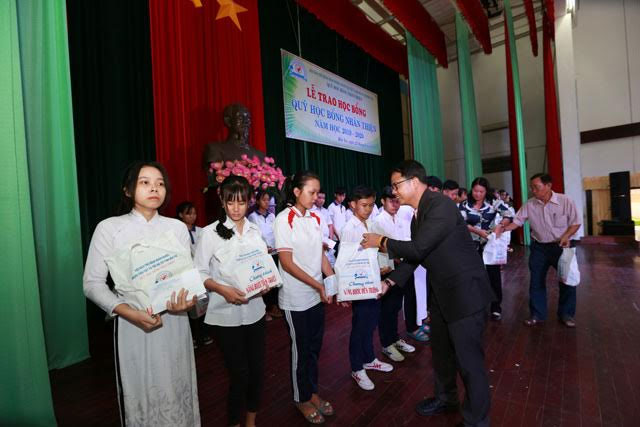 Ông Chinoros Benjachavakul - Phó TGĐ Nhân sự C.P. Việt Nam trao học bổng nhân thiện năm học 2019 – 2020 cho các em học sinh nghèo, vượt khó.
