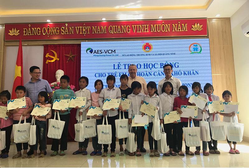 AES-TKV Mông Dương trao học bổng cho học sinh Quảng Ninh.