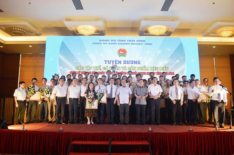 các đồng chí lãnh đạo tỉnh Thái Bình tặng Bằng khen, Giấy khen cho 45 tập thể, cá nhân, sản phẩm tiêu biểu được tuyên dương nhân kỷ niệm 15 năm thành lập Đảng bộ Khối doanh nghiệp tỉnh Thái Bình.