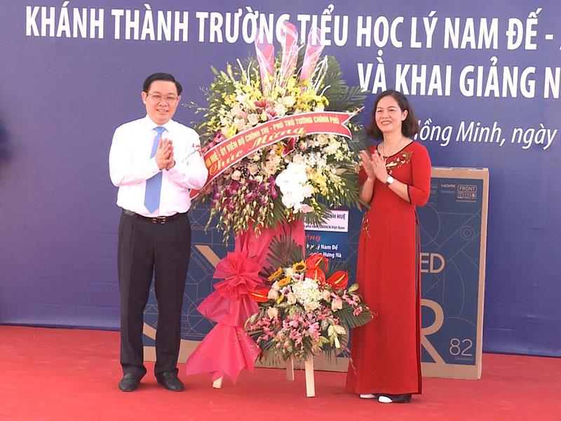 đồng chí Vương Đình Huệ, Ủy viên Bộ Chính trị, Phó Thủ tướng Chính phủ tặng hoa chúc mừng Trường Tiểu học Lý Nam Đế nhân dịp khai giảng năm học 2019 - 2020 và khánh thành cơ sở vật chất mới.