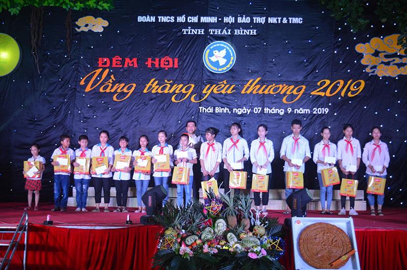 Ủy viên Trung ương Đảng, Bí thư Tỉnh ủy, Chủ tịch HĐND tỉnh Thái Bình Nguyễn Hồng Diên trao quà cho các em nhỏ nhân dịp Trung thu 2019.