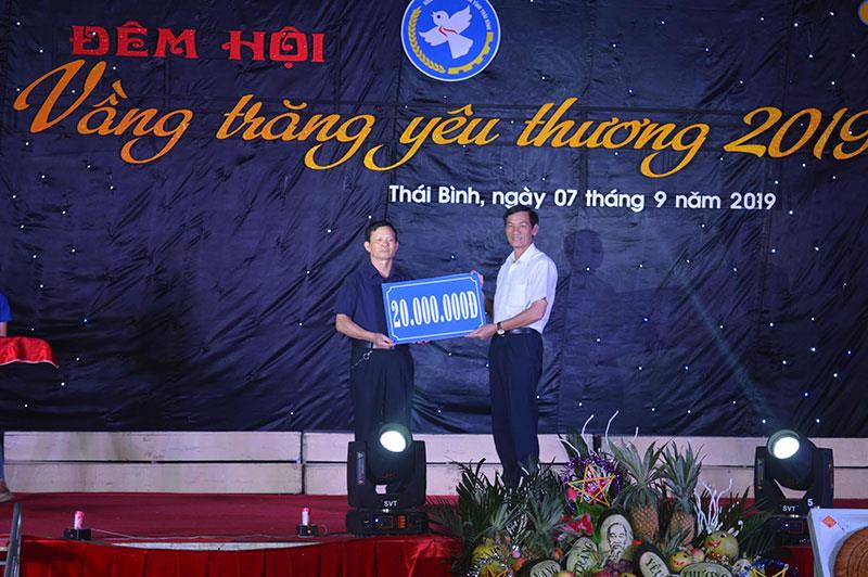Chủ tịch Hiệp hội doanh nghiệp tỉnh Thái Bình, Phó TGĐ Tập đoàn Hương Sen, ông Đỗ Văn Vẻ trao quà tài trợ nhân dịp trung thu 2019.