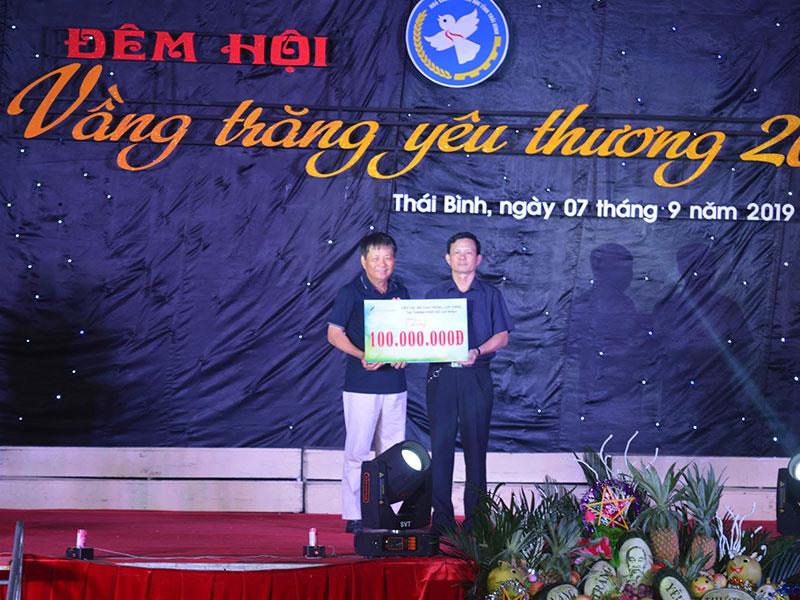 Đại tá Nguyễn Ngọc Bích, nguyên Phó cục trưởng Cục An ninh kinh tế, Bộ Công an - Chủ nhiệm CLB golf bông lúa vàng TP. Hồ Chí Minh trao tài trợ nhân dịp trung thu 2019.