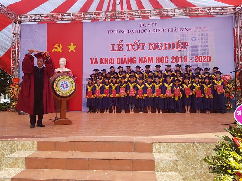 Nhà giáo Nhân dân-PGS-TS Hoàng Năng Trọng Hiệu trưởng trường Đại học Y Dược Thái Bình đánh trống khai giảng năm học mới 2019 -2020.
