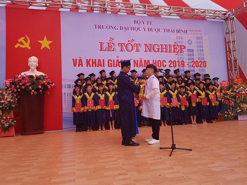 Tân bác sĩ truyền lửa truyền thống cho Tân sinh viên trường Đại học Y Dược Thái Bình năm học 2019 - 2020.