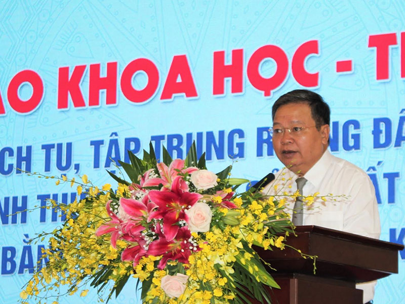 Chủ tịch UBND tỉnh Hà Nam Nguyễn Xuân Đông phát biểu chào mừng tại Hội thảo thực tiễn tích tụ ruộng đất và đổi mới hình thức tổ chức sản xuất nông nghiệp ở đồng bằng Bắc Bộ trong điều kiện mới.