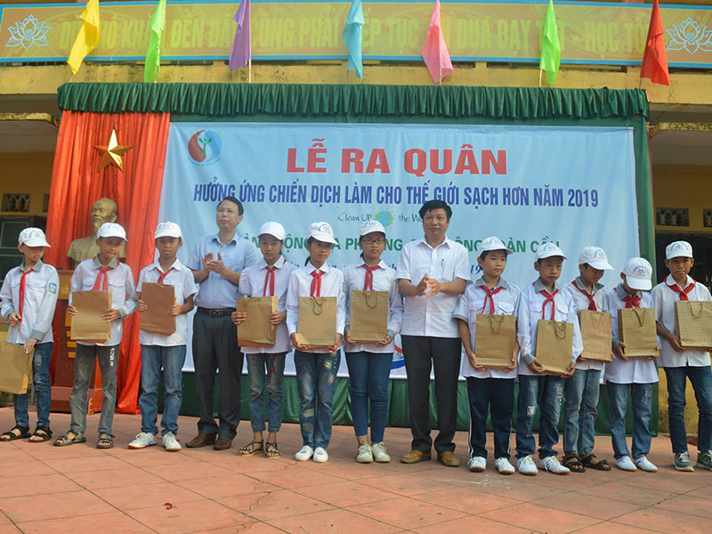 Sở Tài nguyên và Môi trường Thái Bình đã có những phần quà dành tặng các em học sinh trường THCS Tân Phong, Vũ Thư.