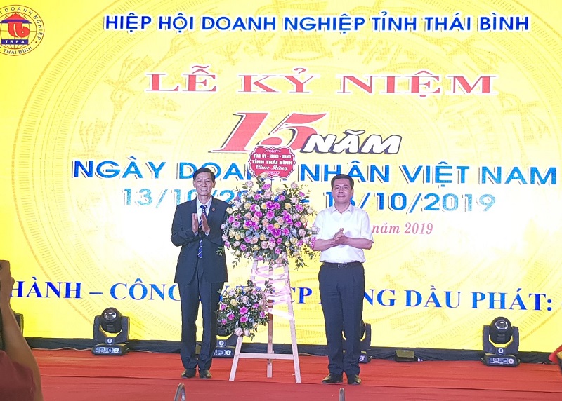 Bí thư Tỉnh ủy Thái Bình Nguyễn Hồng Diên tặng hoa chúc mừng HHDN tỉnh Thái Bình nhân kỷ niệm 15 năm ngày doanh nhân Việt Nam 13-10.