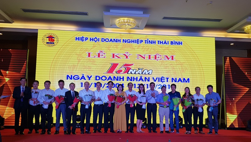 Lãnh đạo tỉnh Thái Bình tặng hoa chúc mừng Ban chấp hành 3 hội thành viên mới.