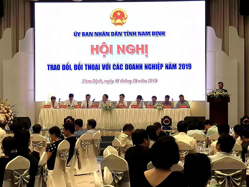 Lãnh đạo tỉnh, sở ban ngành của tỉnh Nam Định trực tiếp đối thoại tháo gỡ những vướng mắc khó khăn cùng các lãnh đạo doanh nghiệp.