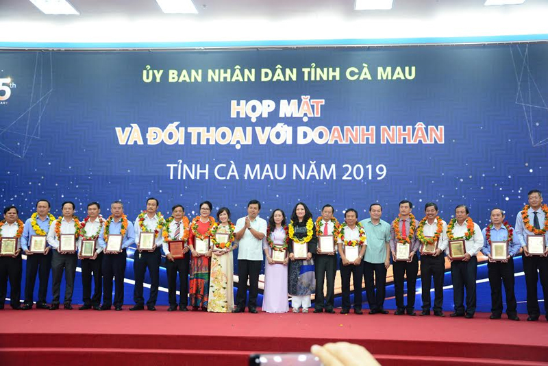 Những doanh nhân tiêu biểu được Chủ tịch UBND tỉnh Cà Mau tuyên dương tại buổi họp mặt.
