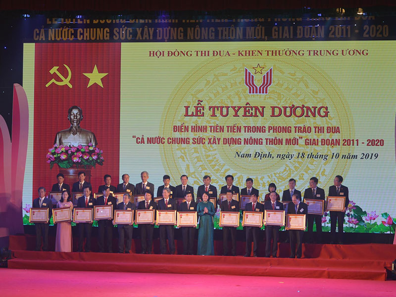 Ủy viên Trung ương Đảng, Phó Chủ tịch nước  Đặng Thị Ngọc Thịnh trao Huân chương Lao động hạng Ba cho các đơn vị.