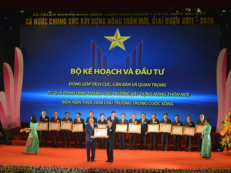 Thủ tướng Nguyễn Xuân Phúc trao tặng Huân chương Lao động Hạng Nhất cho Bộ Kế hoạch và Đầu tư.