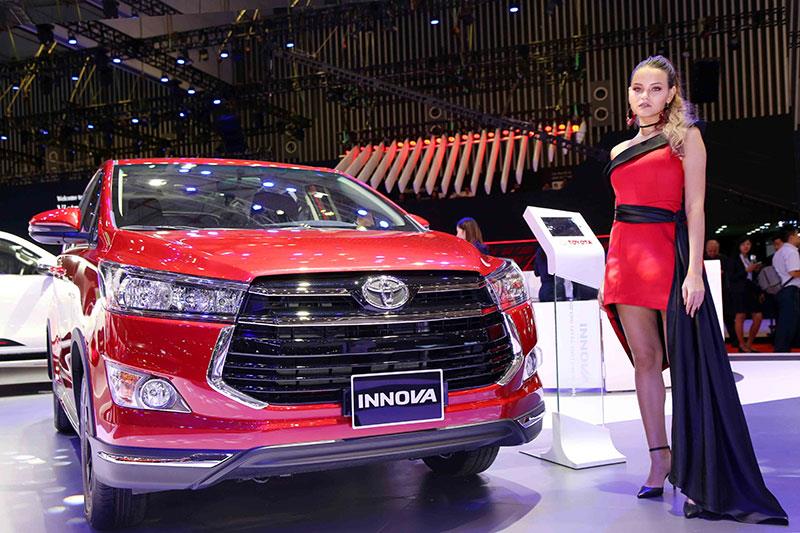 Mẫu xe Innova màu đỏ - 3R3 đang được bán với giá là 879 triệu đồng.