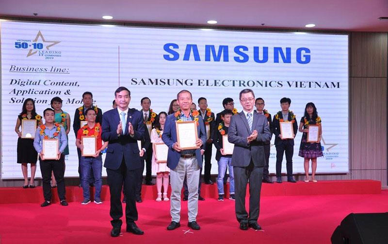 Đại diện Samsung Vina, Ông Nguyễn Sơn Trường, Giám đốc Bán hàng doanh nghiệp, Ngành hàng Thiết bị Di động lên nhận giải.
