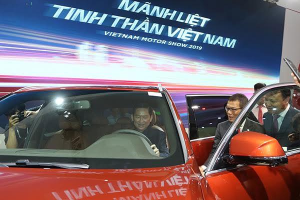 Ông  Trần Vĩnh Tuyến ( cầm lái) Phó chủ tịch UBND TP.HCM, trải nghiệm những mẫu xe mới tại gian hàng VinFast.