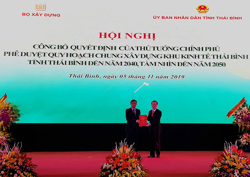 Bộ trưởng Bộ Xây dựng Phạm Hồng Hà trao Quyết định của Thủ tướng Chính Phủ phê duyệt Quy hoạch chung xây dựng KKT Thái Bình, tỉnh Thái Bình đến năm 2040, tầm nhìn 2050.