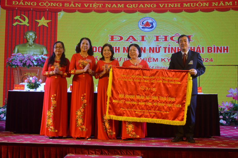 Thay mặt Tỉnh ủy, HĐND, UBND, UBMTTQ Việt Nam tỉnh, Phó Bí thư thường trực Tỉnh ủy Thái Bình Ngô Đông Hải tặng bức trướng cho Hội doanh nhân nữ Thái Bình.