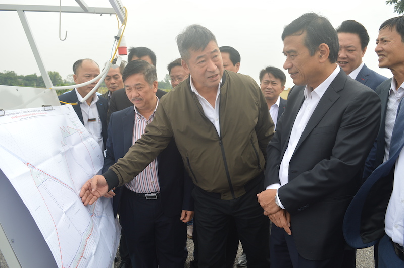 Chủ tịch HĐQT Tổng Công ty Đức Giang Hoàng Vệ Dũng (đứng giữa) giới thiệu quy hoạch CCN Đô Lương mở rộng với Chủ tịch UBND tỉnh Thái Bình Đặng Trọng Thăng.