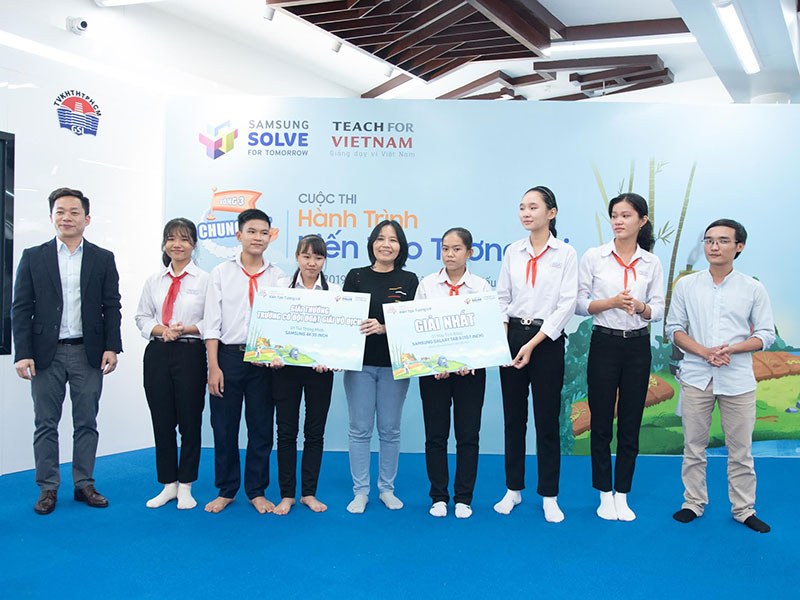 Đại diện Công ty Điện tử Samsung Vina và Ban tổ chức trao giải cho đội chiến thắng.