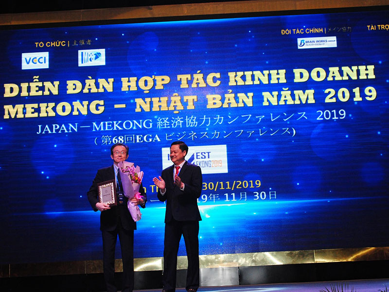 Ông Dương Tấn Hiển, Phó Chủ tịch UBND TP. Cần Thơ trao giấy chứng nhận cho doanh nghiệp Nhật Bản đầu tư vào KCN Trà Nóc 2, TP.Cần Thơ.