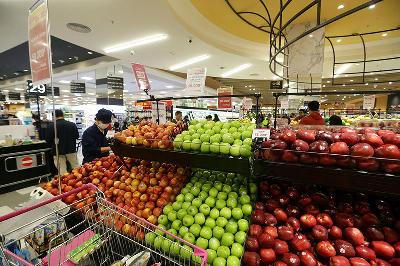Siêu thị Aeon với nhiều loại trái cây trong nước và nhập khẩu được bày bán.