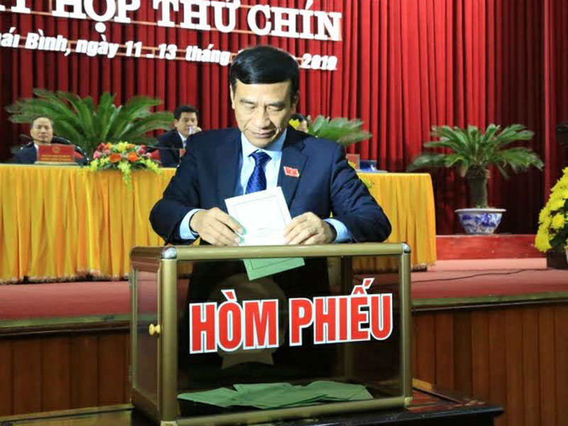 Các đại biểu HĐND tỉnh Thái Bình bỏ phiếu kín bầu bổ sung chức vụ Phó Chủ tịch UBND tỉnh.