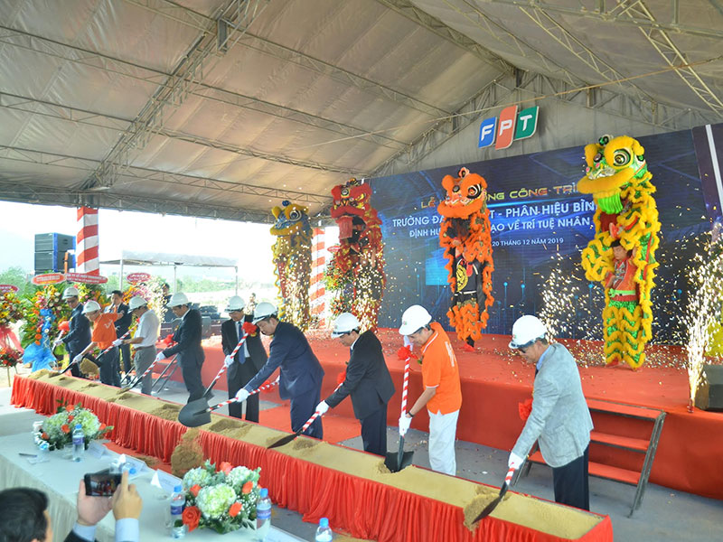 Lãnh đạo FPT và lãnh đạo tỉnh Bình Định thực hiện nghi thức khởi công Dự án.