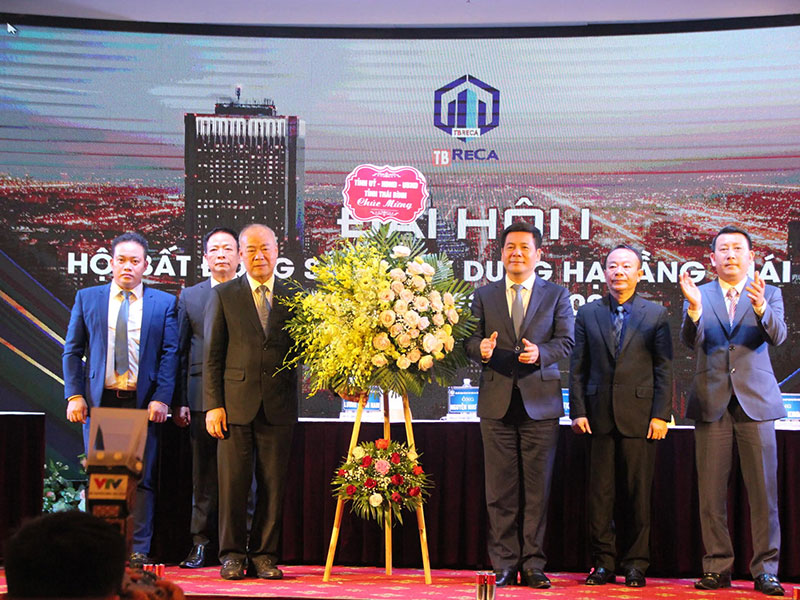 Ủy viên trung ương Đảng, Bí thư Tỉnh ủy, Chủ tịch HĐND tỉnh Thái Bình Nguyễn Hồng Diên tặng hoa chúc mừng Đại hội