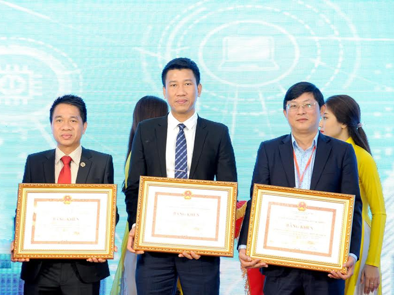 Ông Nguyễn Duy Lai (đứng giữa) đại diện cho FSI nhận Giải thưởng.